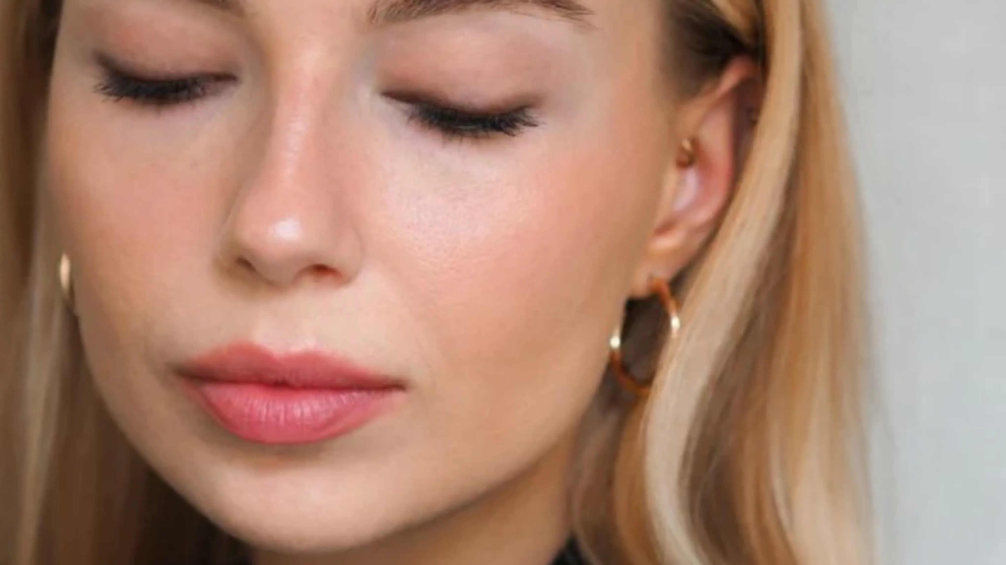 de beste natuurlijke foundation creëert een fluweelzachte make-up look 