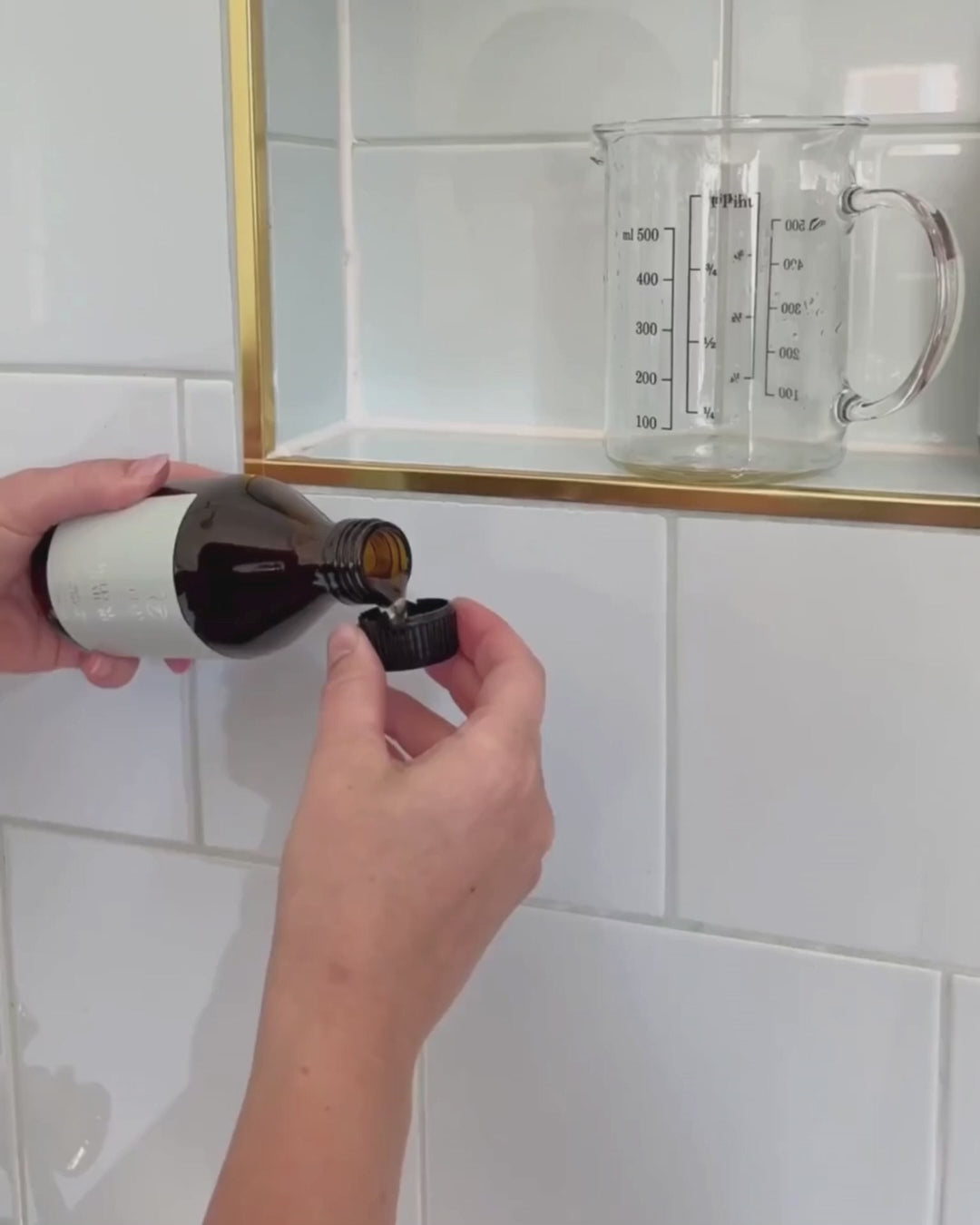 Haarspoeling aanbrengen